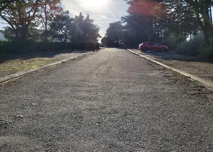 2 A 4 Personnes Proche De La *