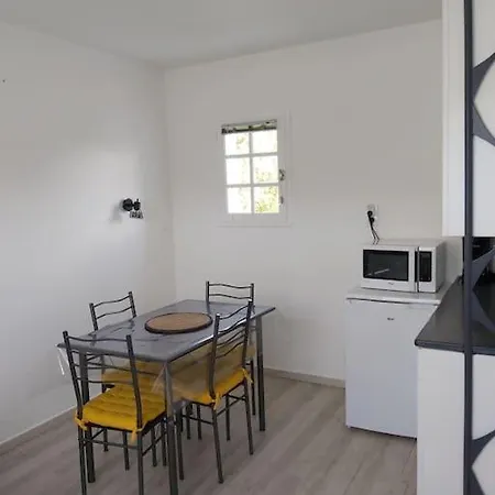 2 A 4 Personnes Proche De La * La Guérinière