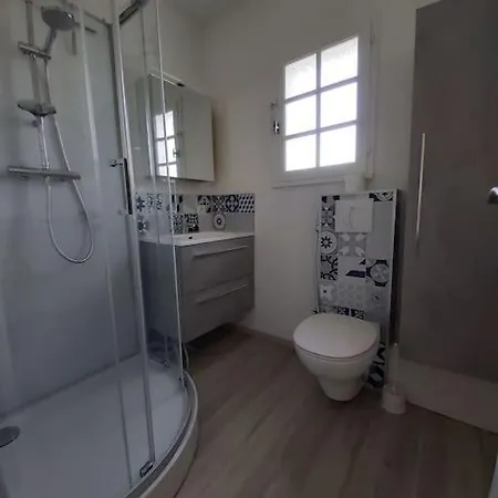 2 A 4 Personnes Proche De La